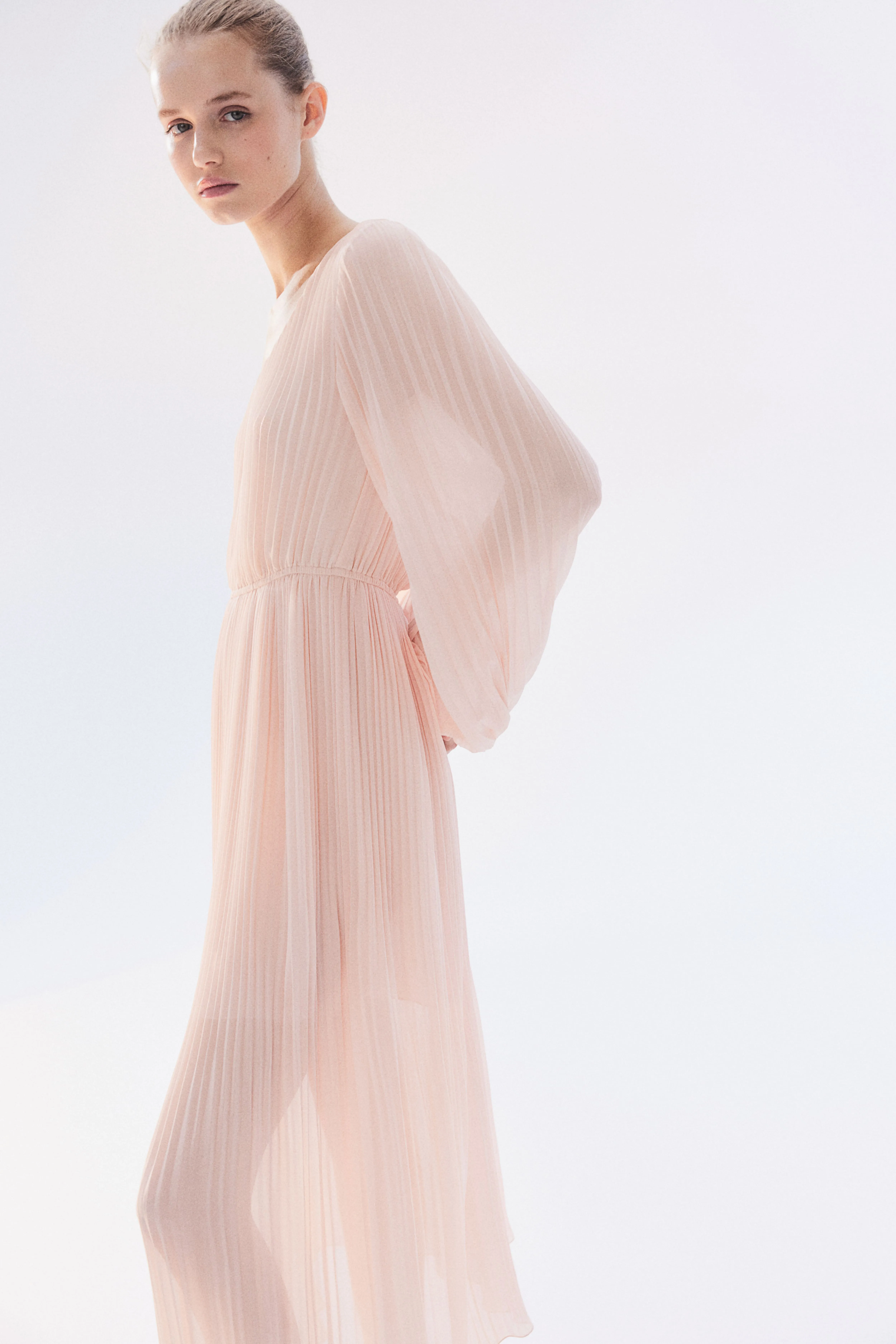 Pleated chiffon dress - Deep neckline - Long sleeve - Powder pink - Ladies | H&M GB