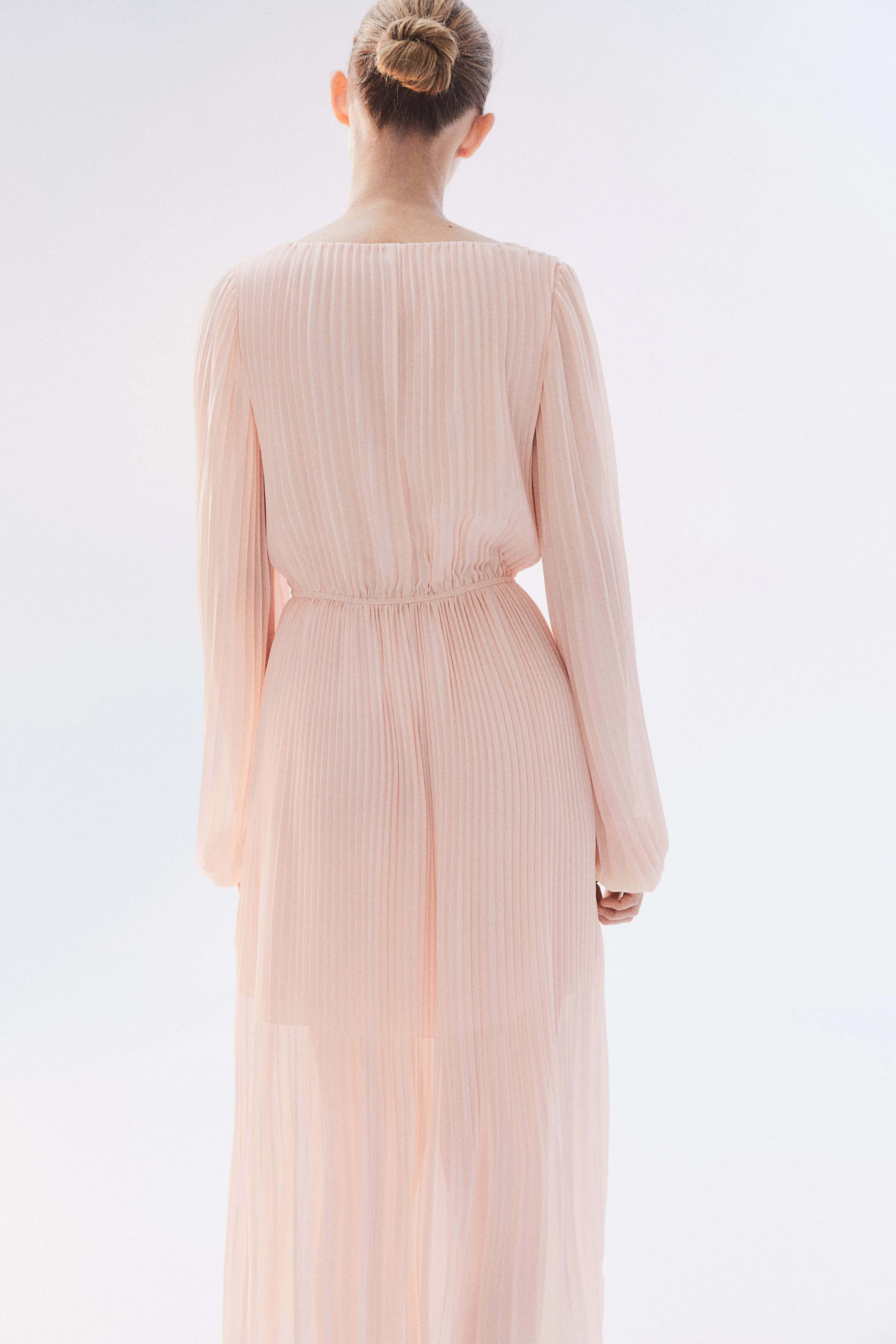 Pleated chiffon dress - Deep neckline - Long sleeve - Powder pink - Ladies | H&M GB