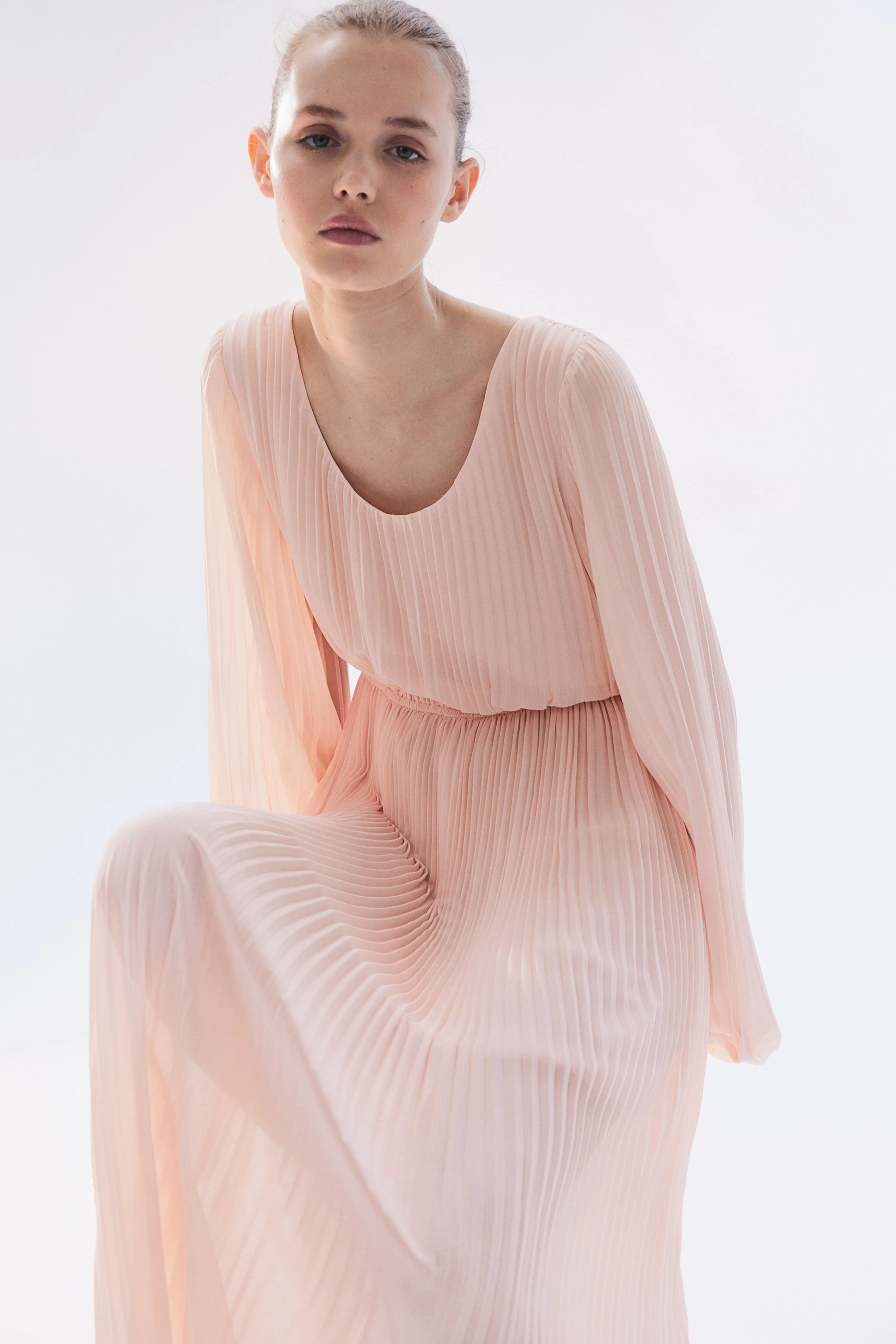 Pleated chiffon dress - Deep neckline - Long sleeve - Powder pink - Ladies | H&M GB