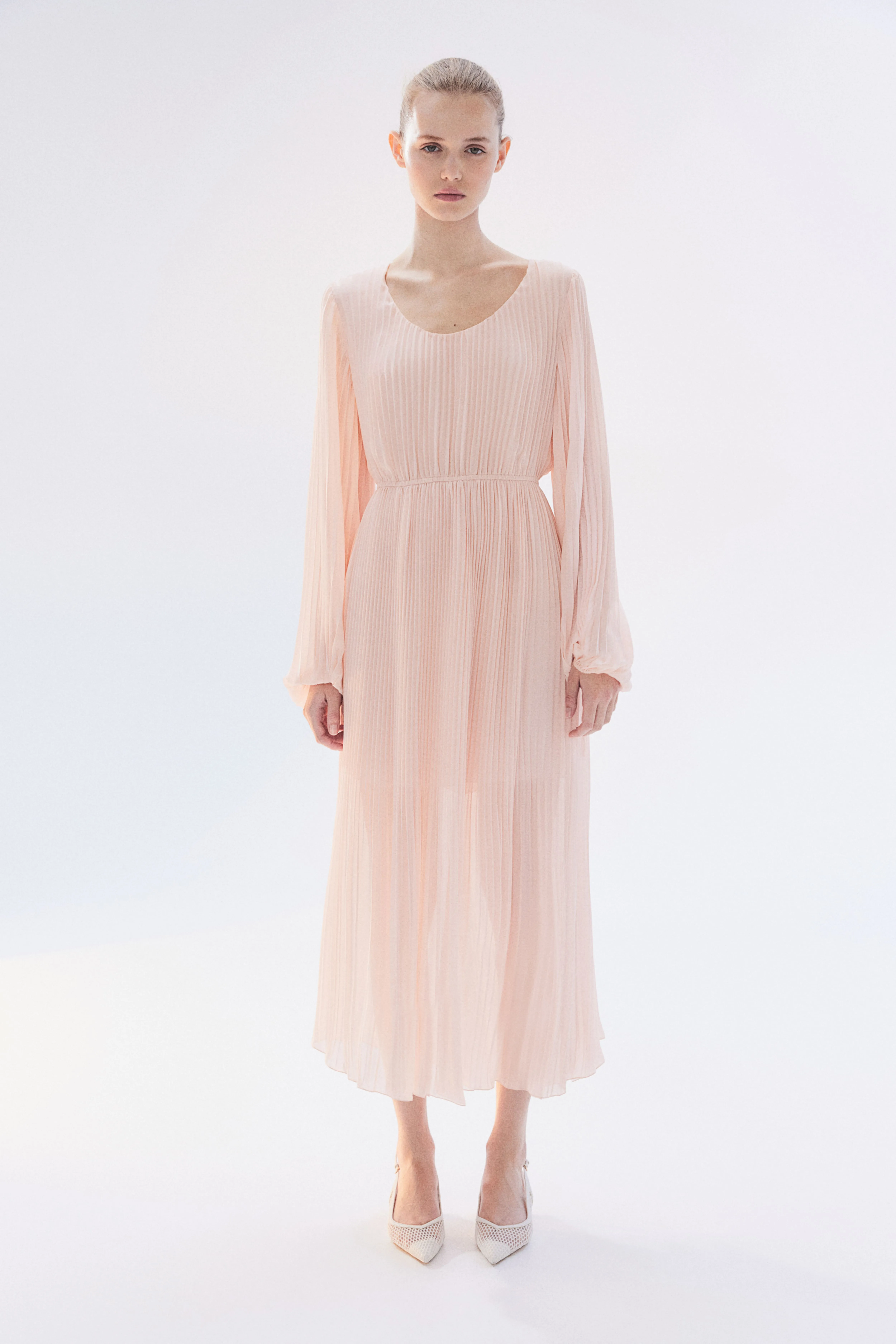 Pleated chiffon dress - Deep neckline - Long sleeve - Powder pink - Ladies | H&M GB